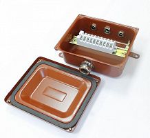 Коробка КМ 65-10 УХЛ1.5 IP65 латун. ввод ГОФРОМАТИК zeta30342